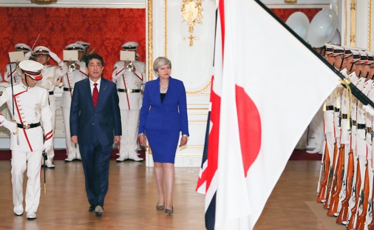 【東京新聞代表撮影】　歓迎行事に臨むメイ英首相